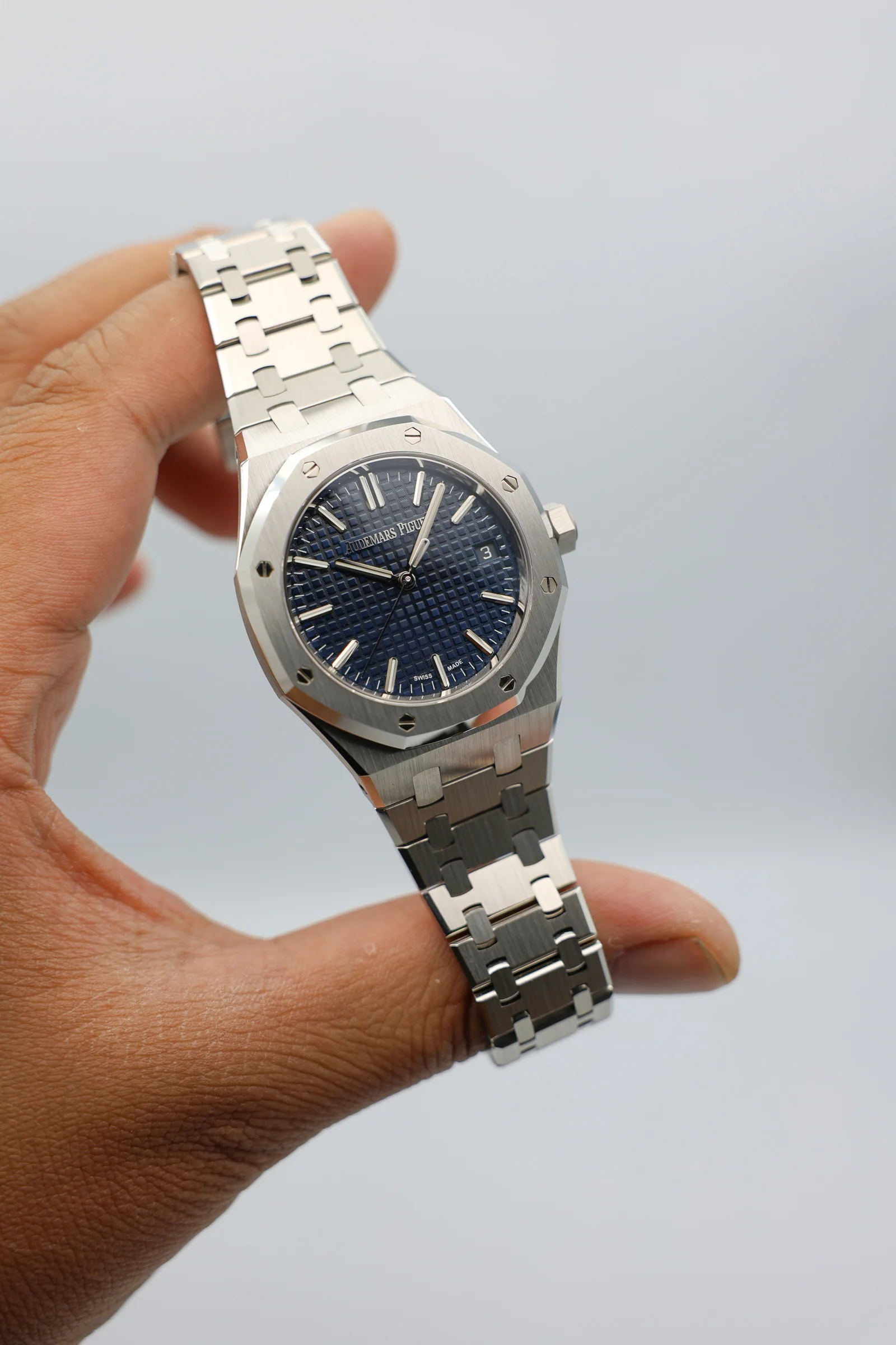 Audemars Piguet Royal Oak 37mm Blue 15550ST - Image 3