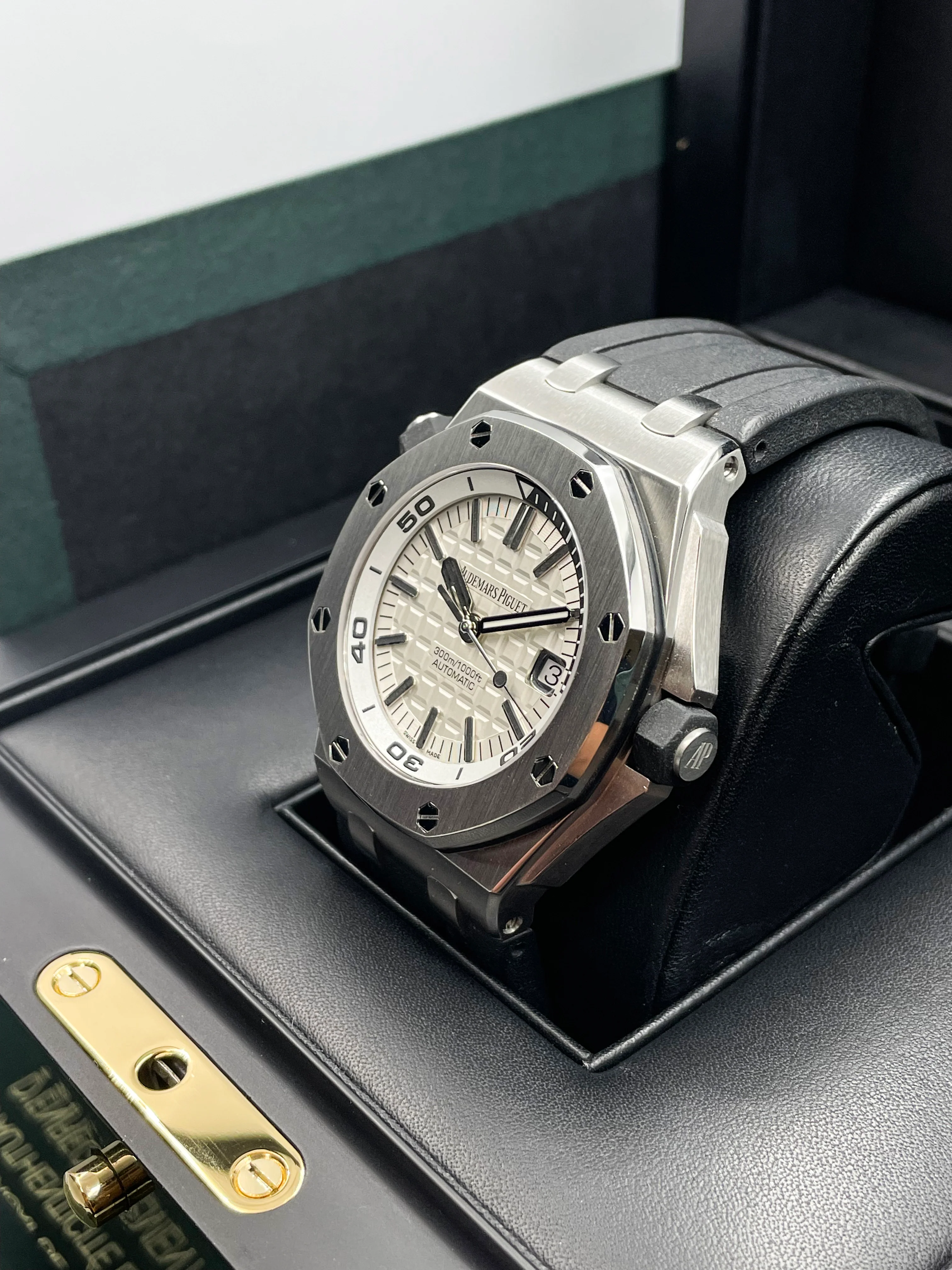 Audemars Piguet Royal Oak Offshore Diver 15710ST 42mm 2017 [Preowned] - Image 6