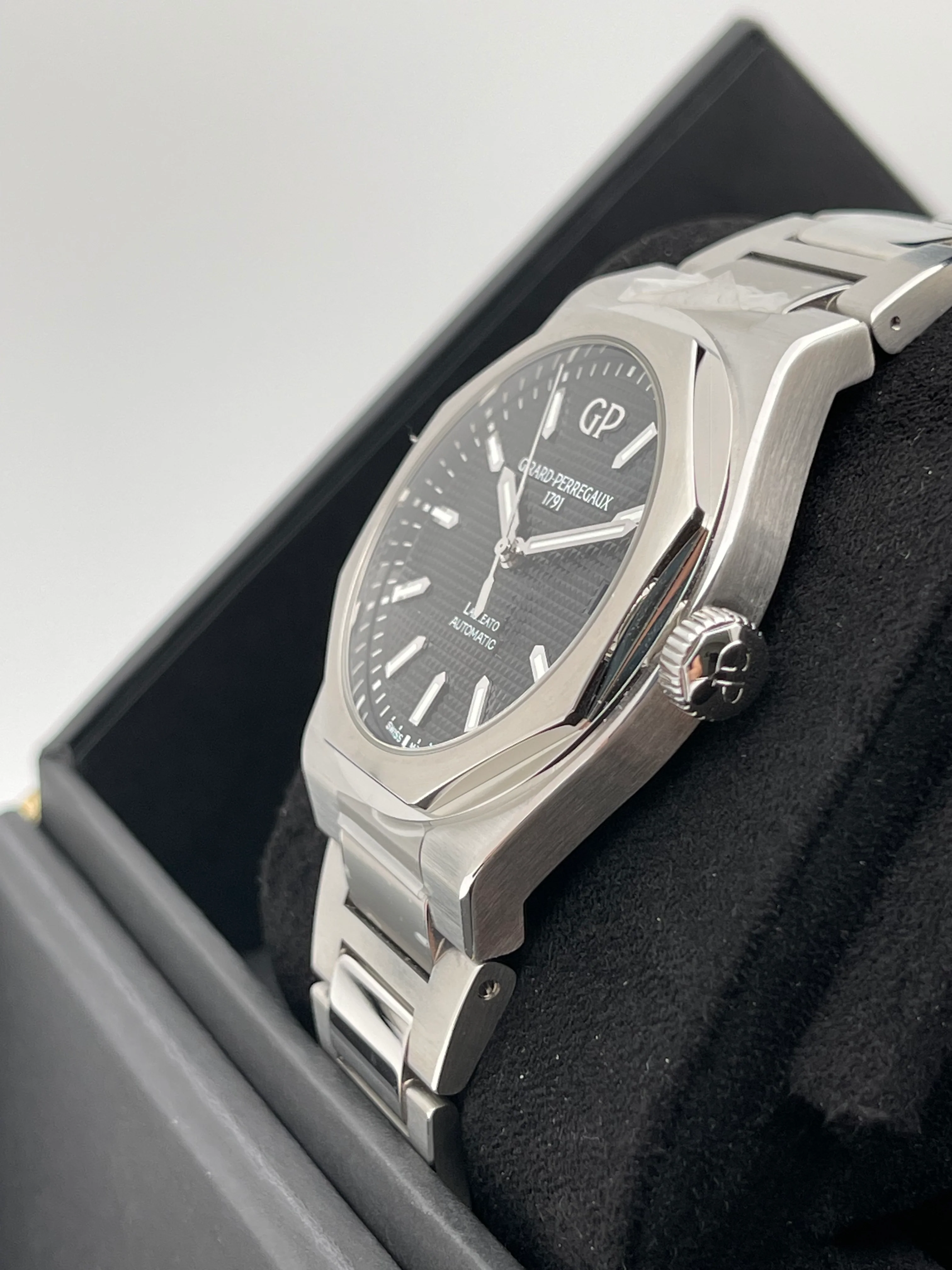 Girard Perregaux Laureato Black 42mm 81010-11-634-11A 2022 [NOS] - Image 6