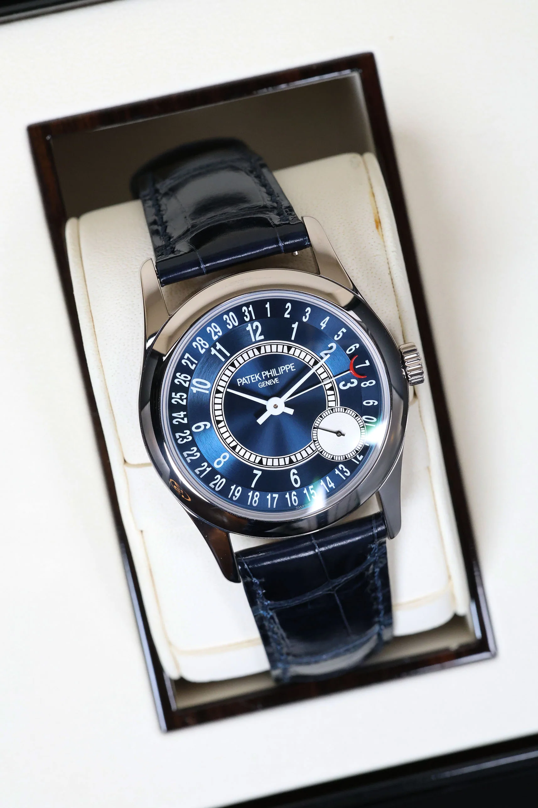 Patek Philippe Calatrava 37mm 6000G-012 2017 [Preowned] - Image 8