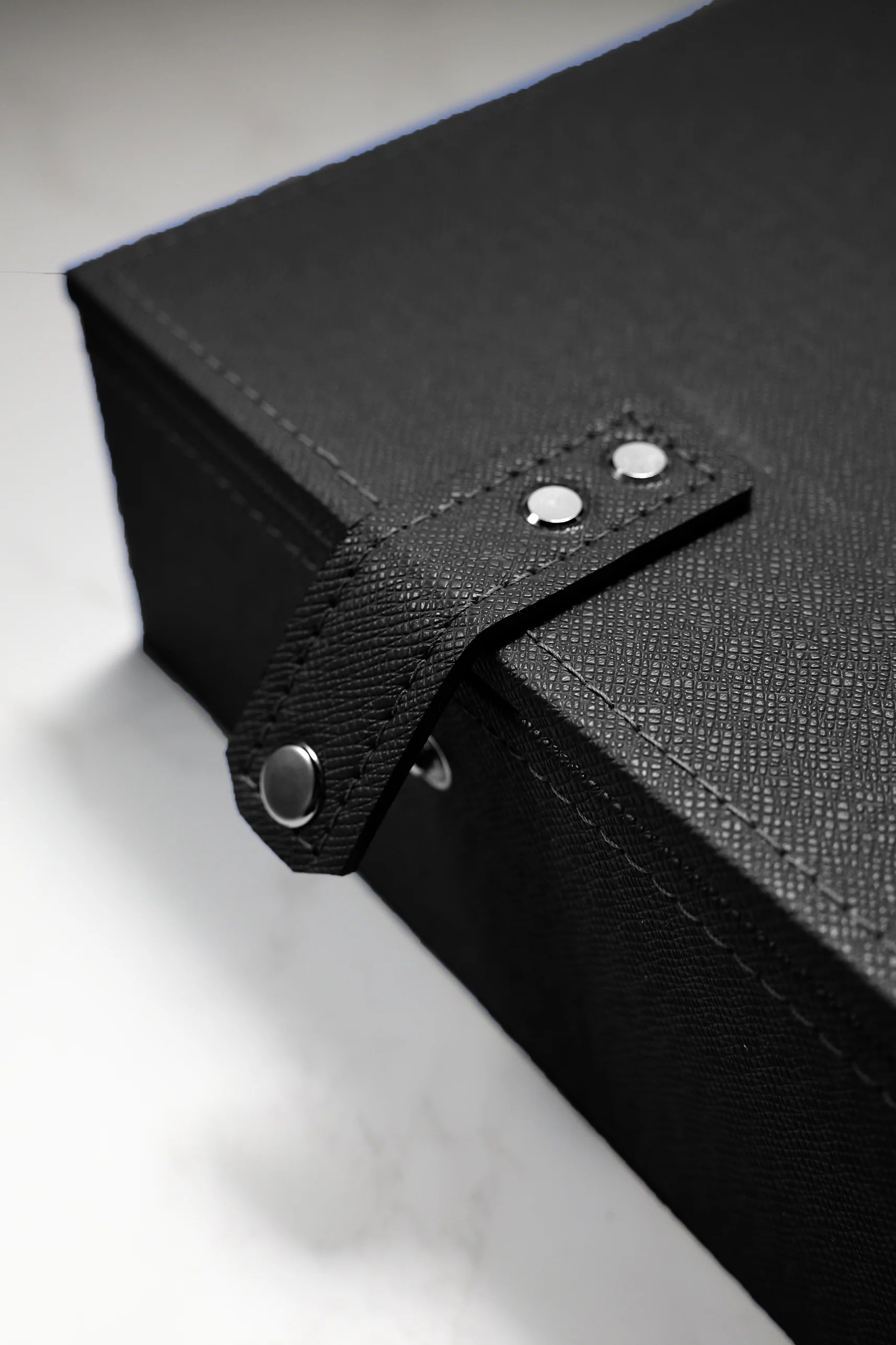 Ten10 CasaModa Watch Box for 6 Watches (Black Exterior & Blue Interior) - Image 5